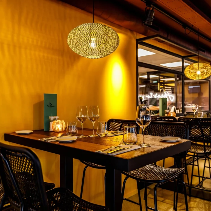Interieur met gedekte tafels