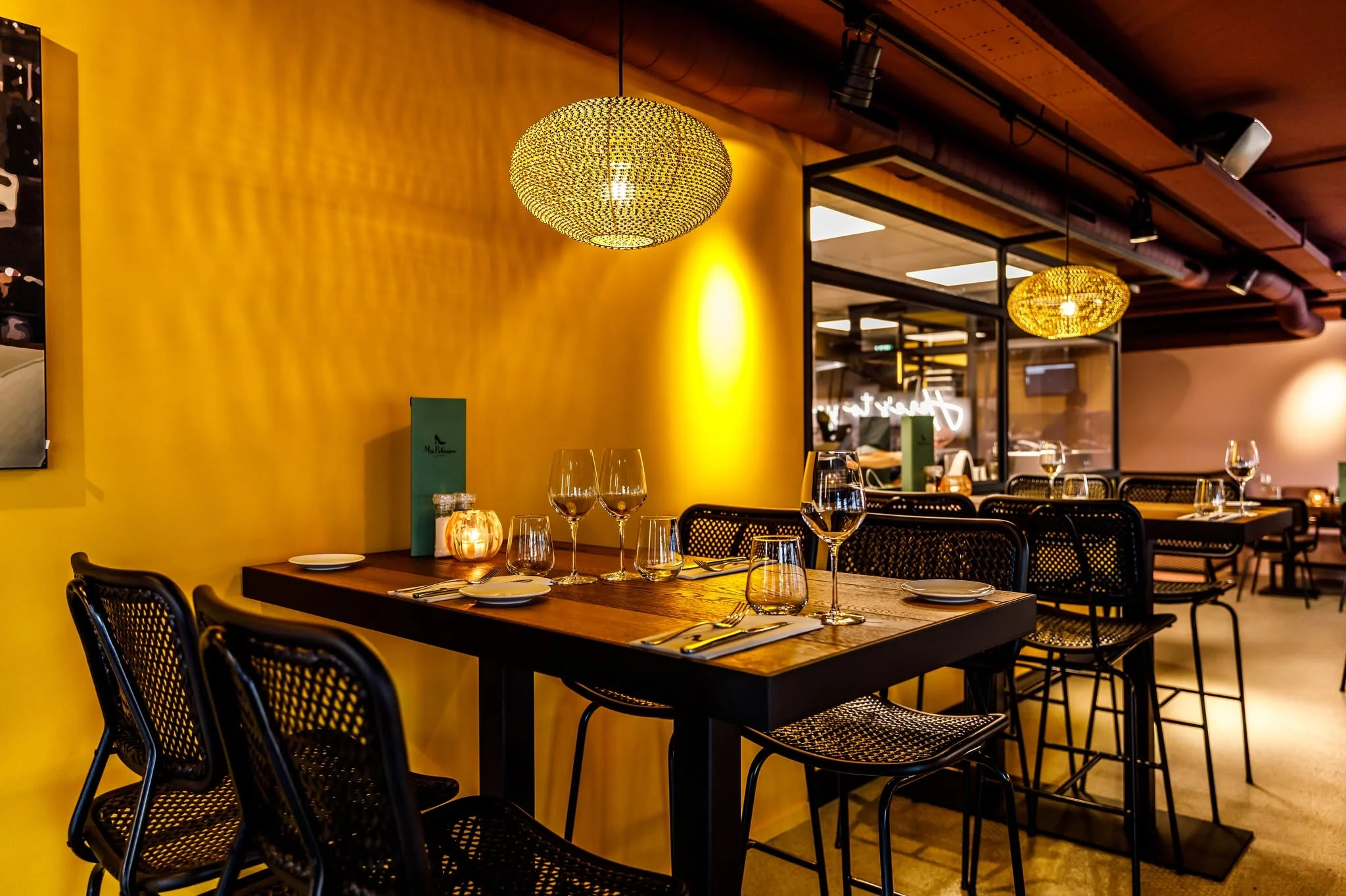 Interieur met gedekte tafels