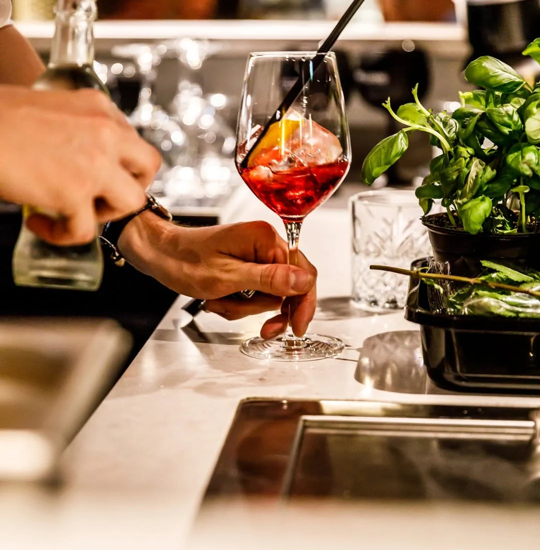 Cocktail wordt afgemaakt aan de bar