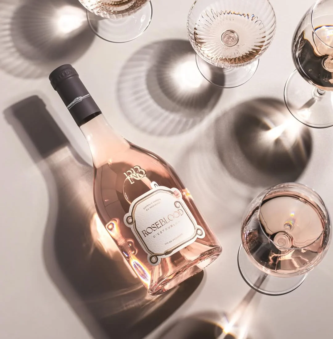 Fles rosé met glazen in het licht