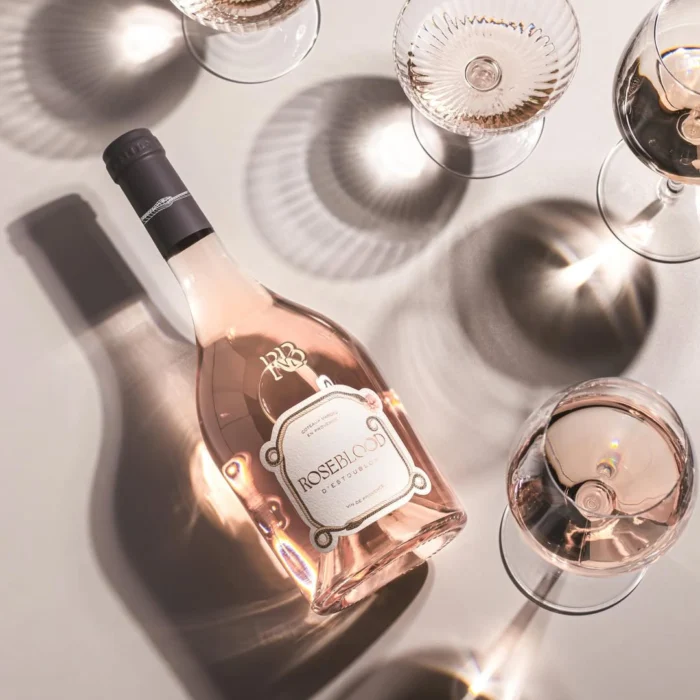 Fles rosé met glazen in het licht