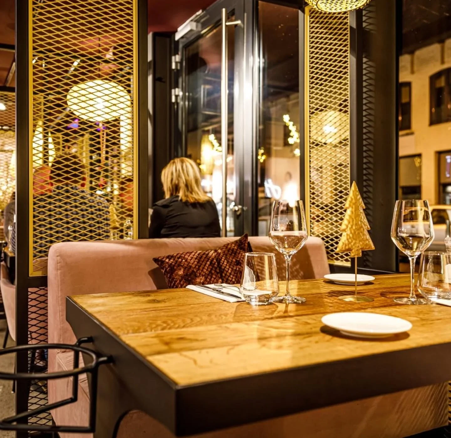 Interieur van Mrs. Robinson bij avondlicht