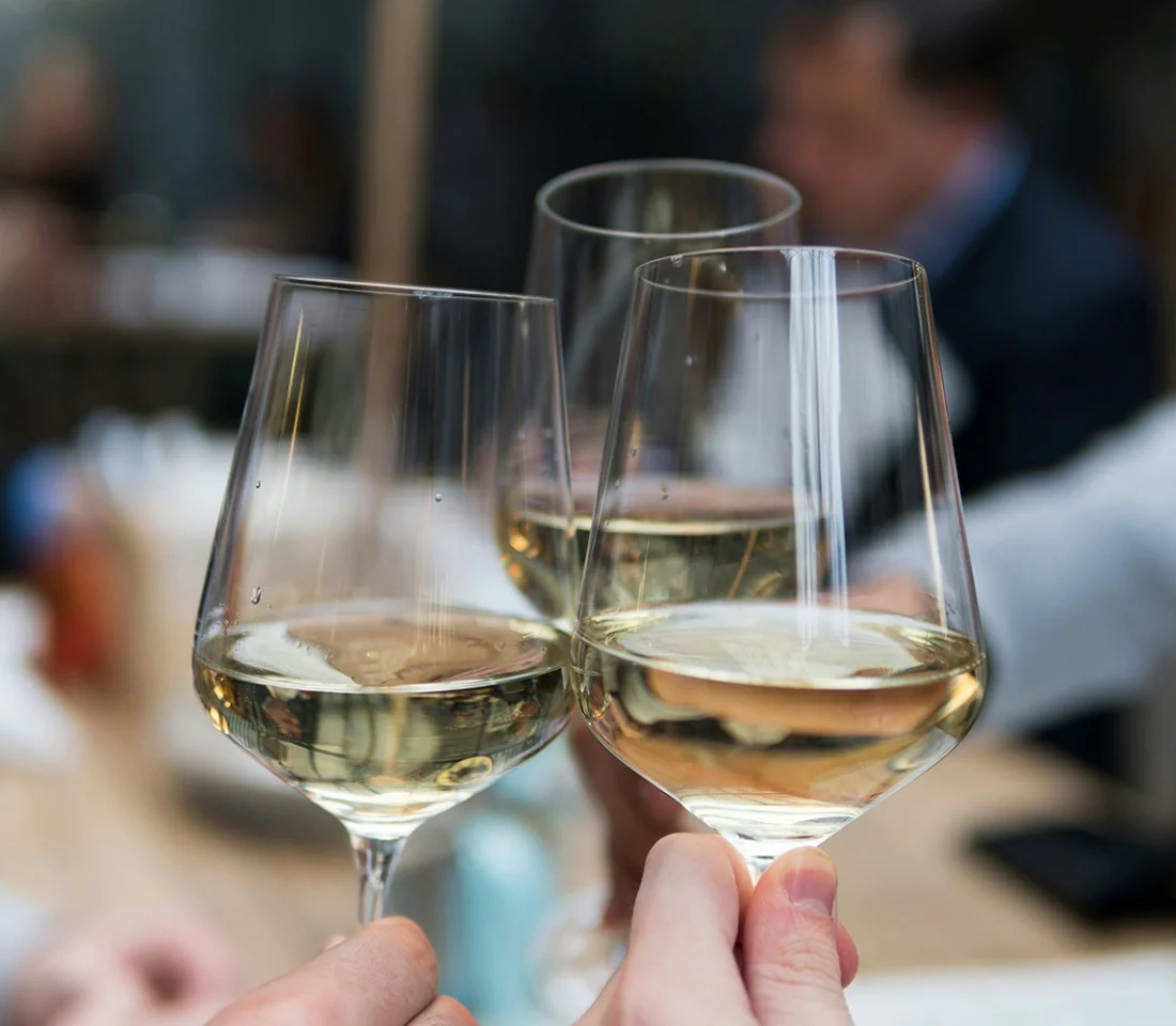 Proosten met witte wijn