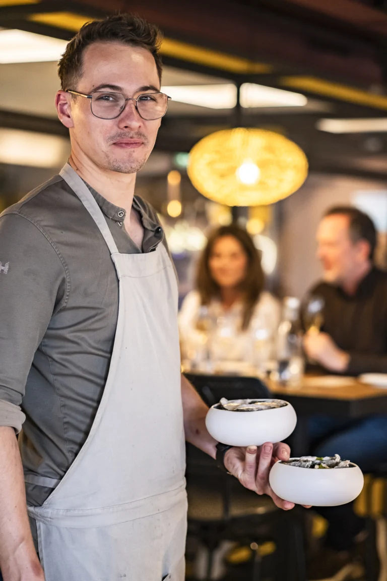 Chef Michiel van Laere brengt twee gerechten naar de tafel