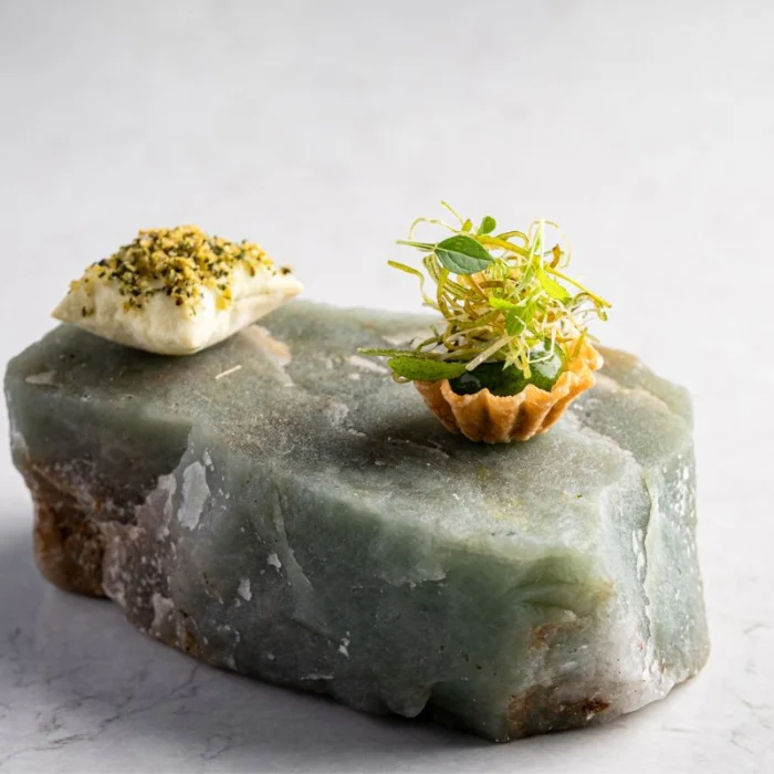 Twee amuses op een groene steen