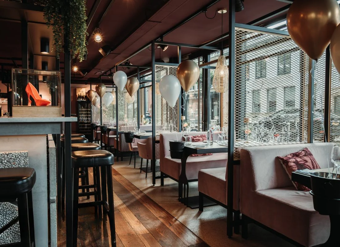 Het restaurant ingericht met ballonnen voor een feest