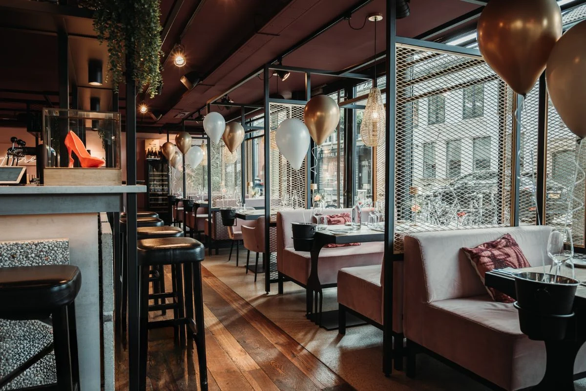Het restaurant ingericht met ballonnen voor een feest