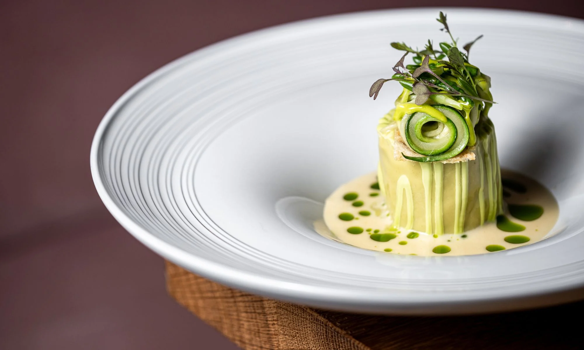 Gerecht met courgette en kruiden in een wit bord